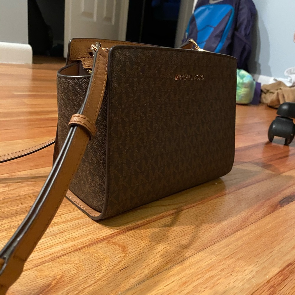 Michael Kors cross body purse